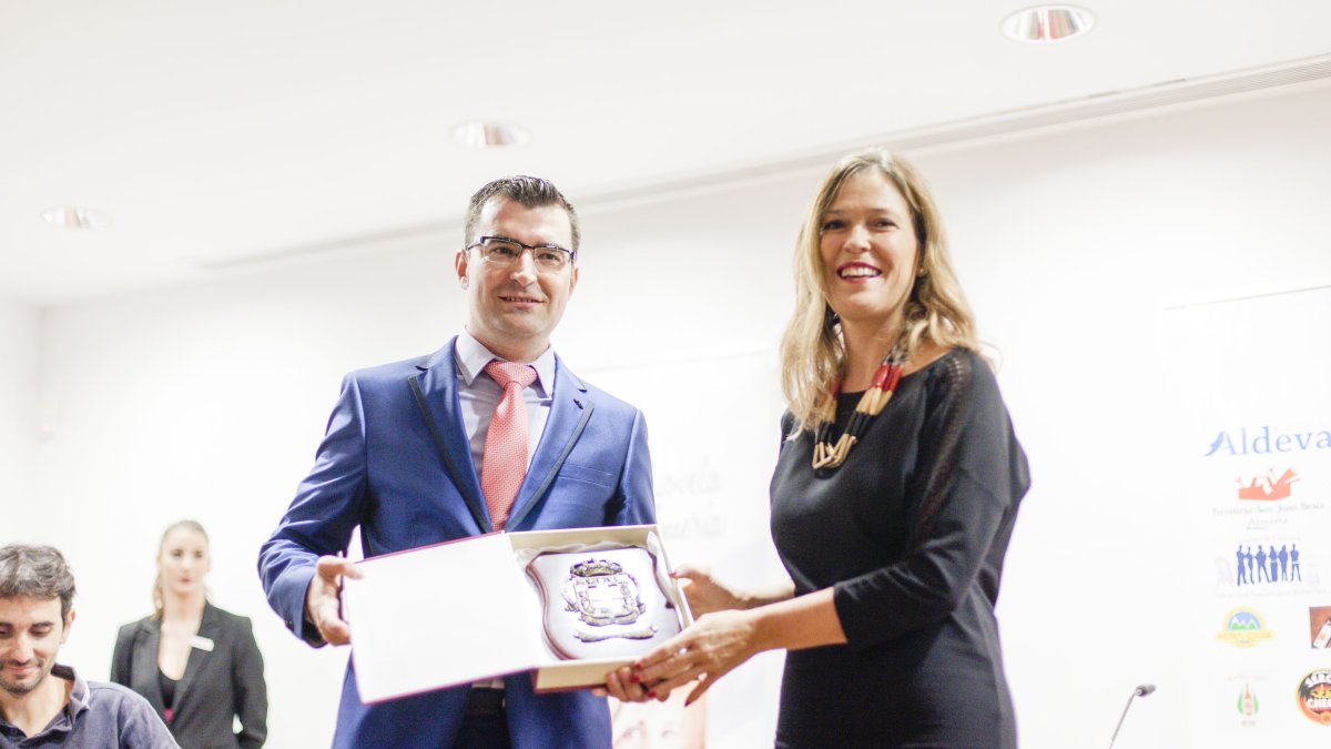 La concejal entrega el premio al ganador del certamen