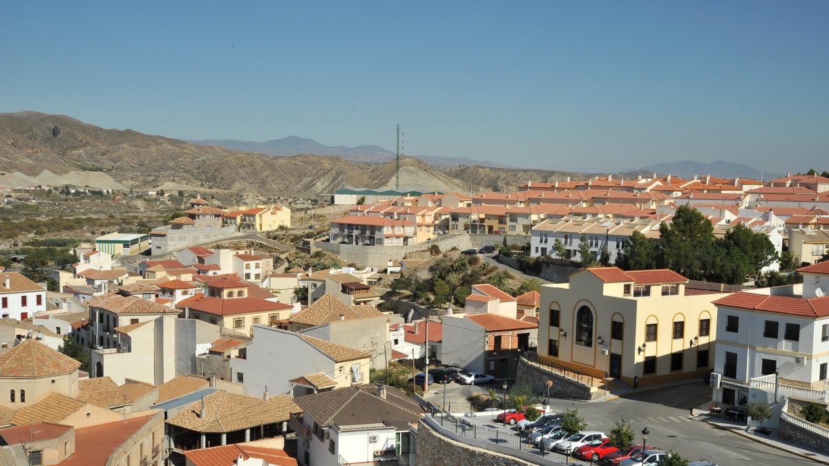 Imágenes del municipio y de una de las celebraciones de la comunidad inglesa.