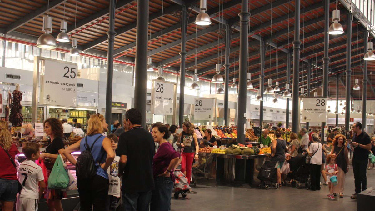 La mañana del sábado es, tradicionalmente, la de mayor trasiego y ventas por ser jornada de descanso de muchos trabajadores