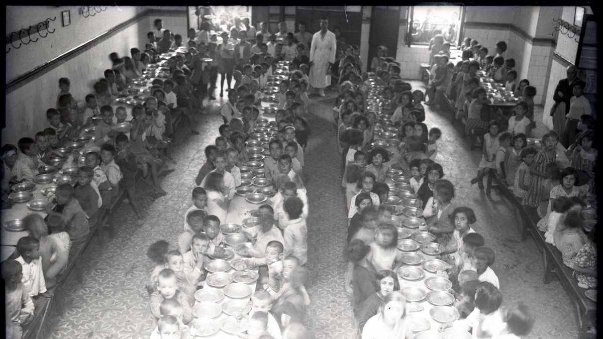 Comedor infantil en la Calle Magistral Domínguez, en una imagen tomada por Domingo Fernández Mateos en 1934.