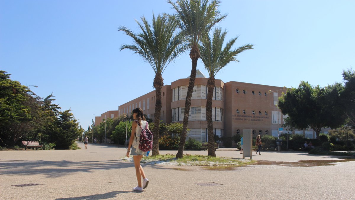En la Universidad de Almería se espera que la nueva medida llegue a 10.000 alumnos aproximadamente