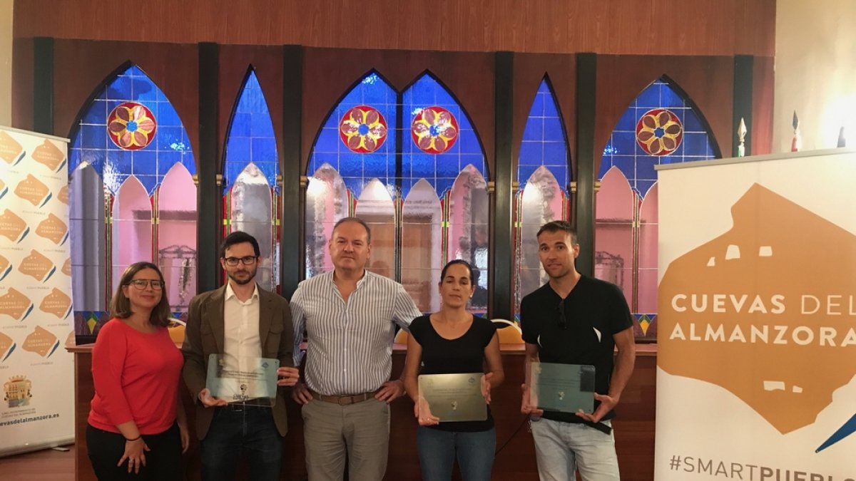 Entrega de los distintivos a varios de los emprendedores del municipio cuevano.
