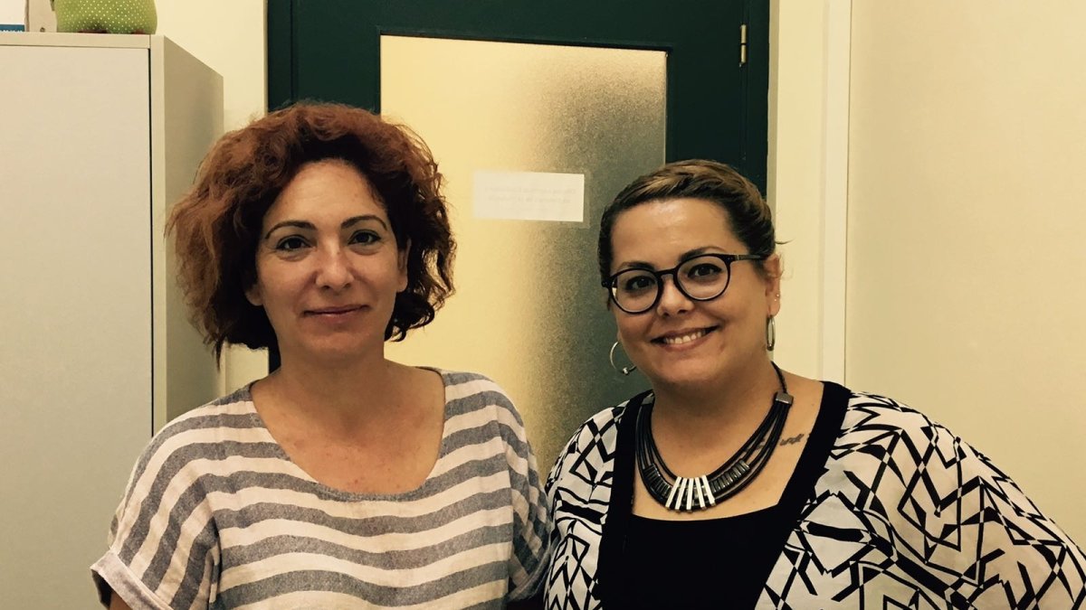 Tamara Ferrer junto a una usuaria de la Oficina.