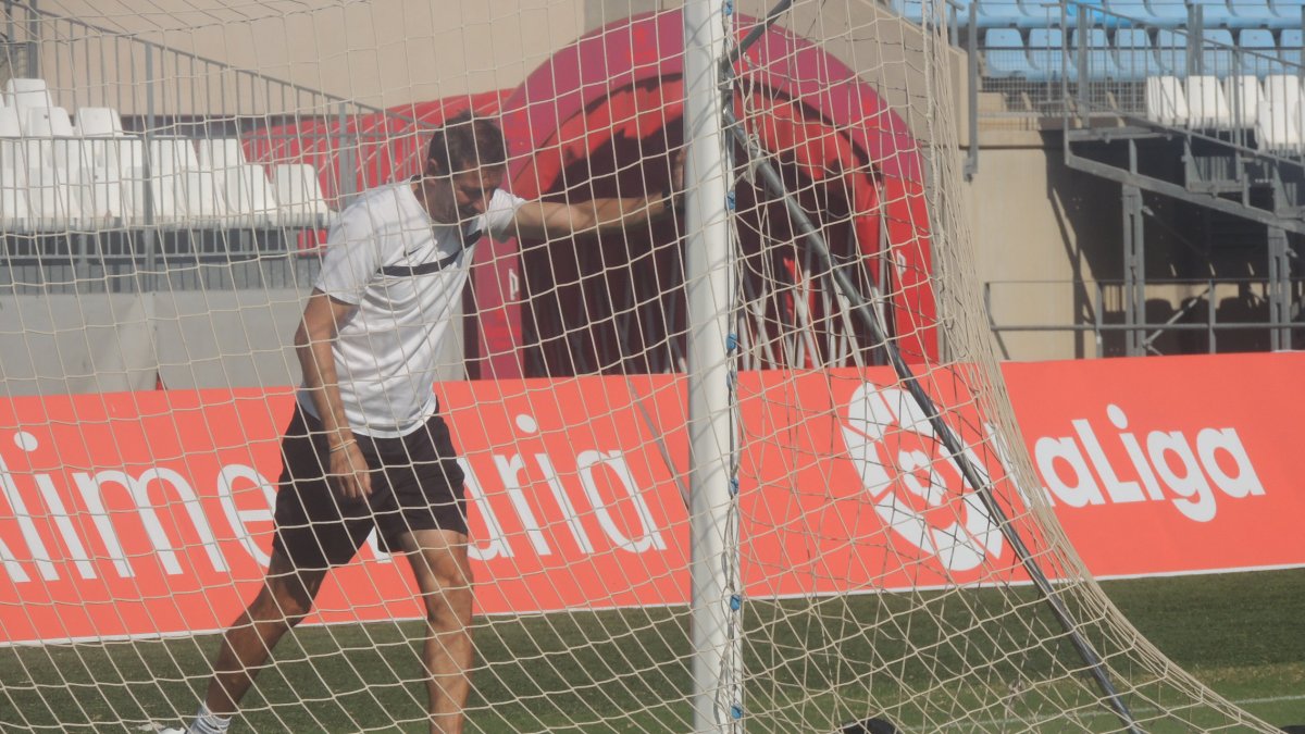 El míster empuja la portería.