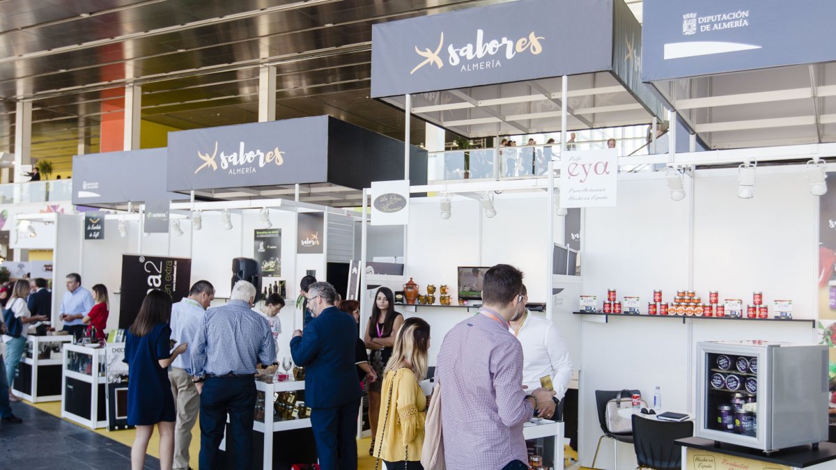 Actividad en el stand de los productos almerienses en la feria