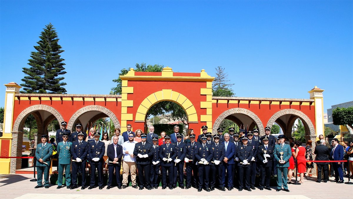 Foto de familia de los policías condecorados en el acto de esta mañana.