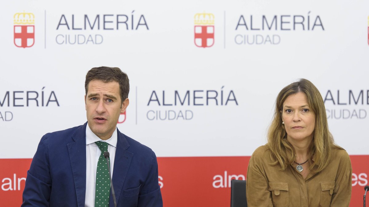 El teniente de alcalde, Miguel Ángel Castellón, junto a la concejal de Cultura, Ana Martínez Labella, en la rueda de prensa de ayer.