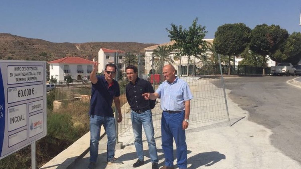 El diputado de Fomento, Óscar Liria junto al alcalde.