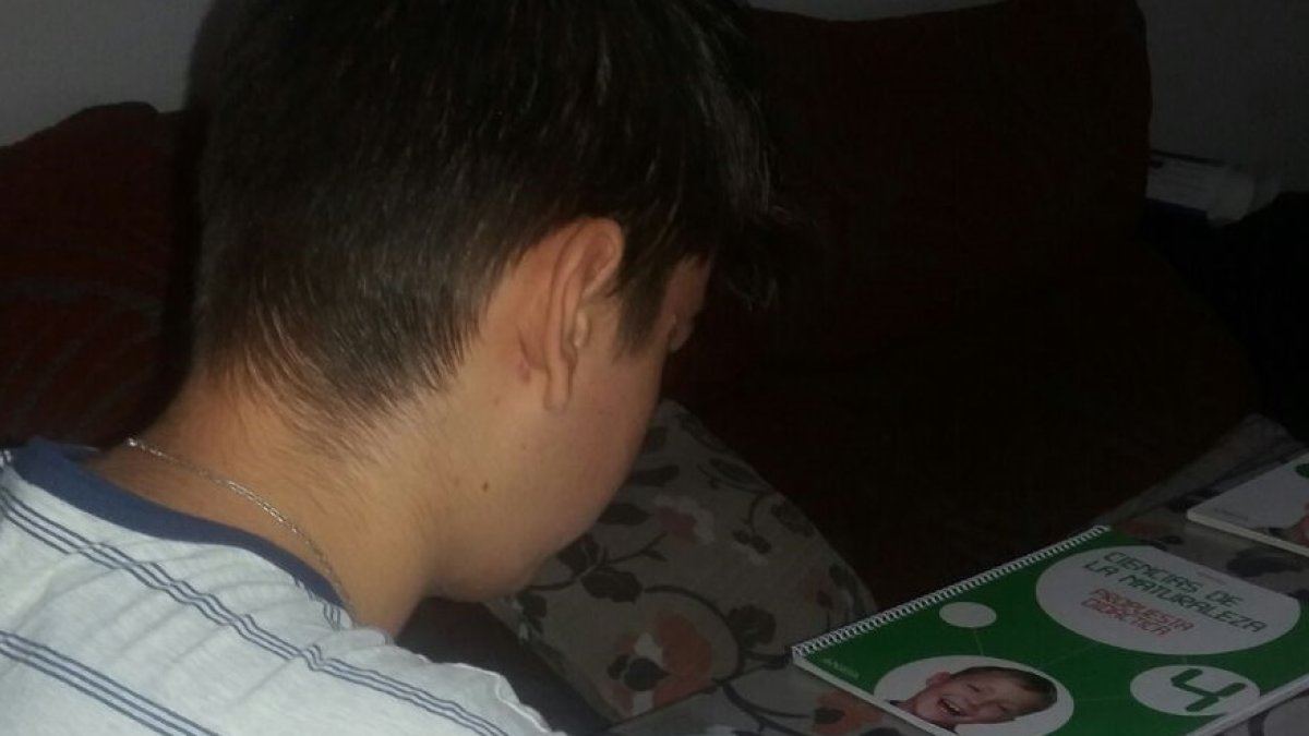 Alejandro mientras realiza la tarea en su hogar.