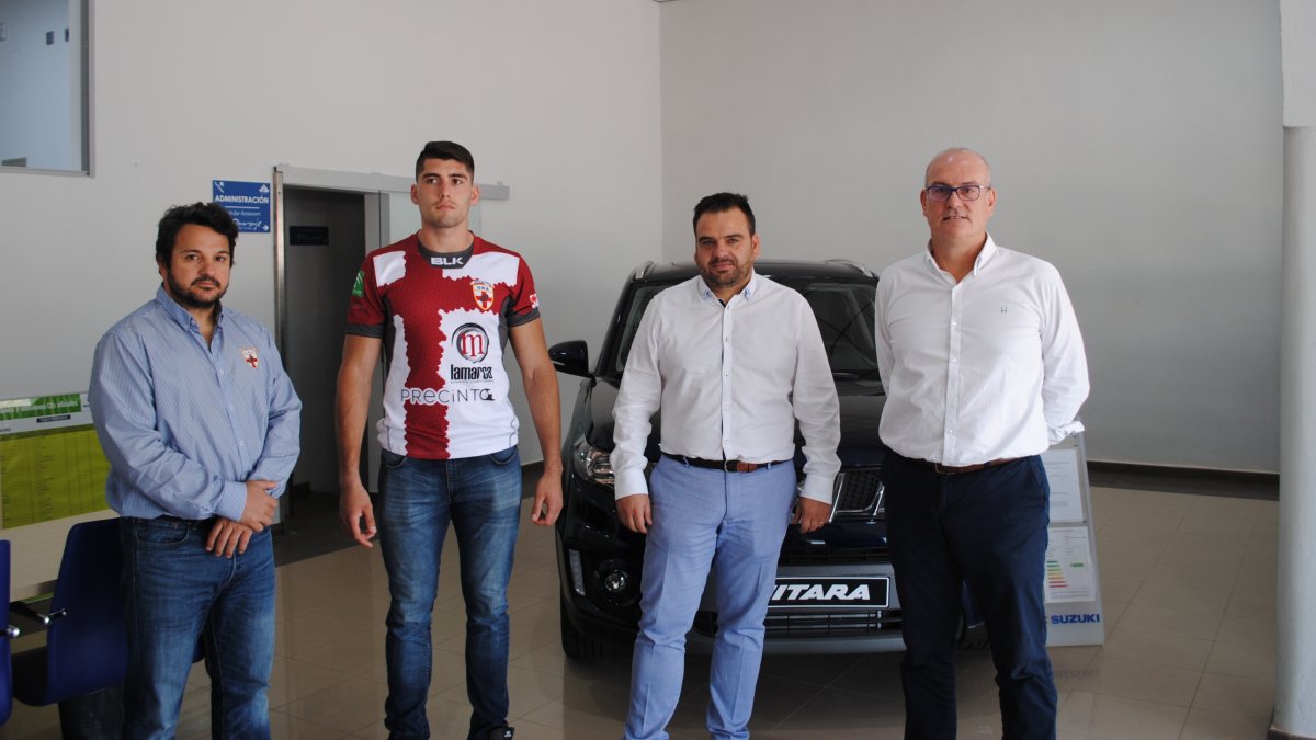 Juan Cruz con su nueva camiseta.