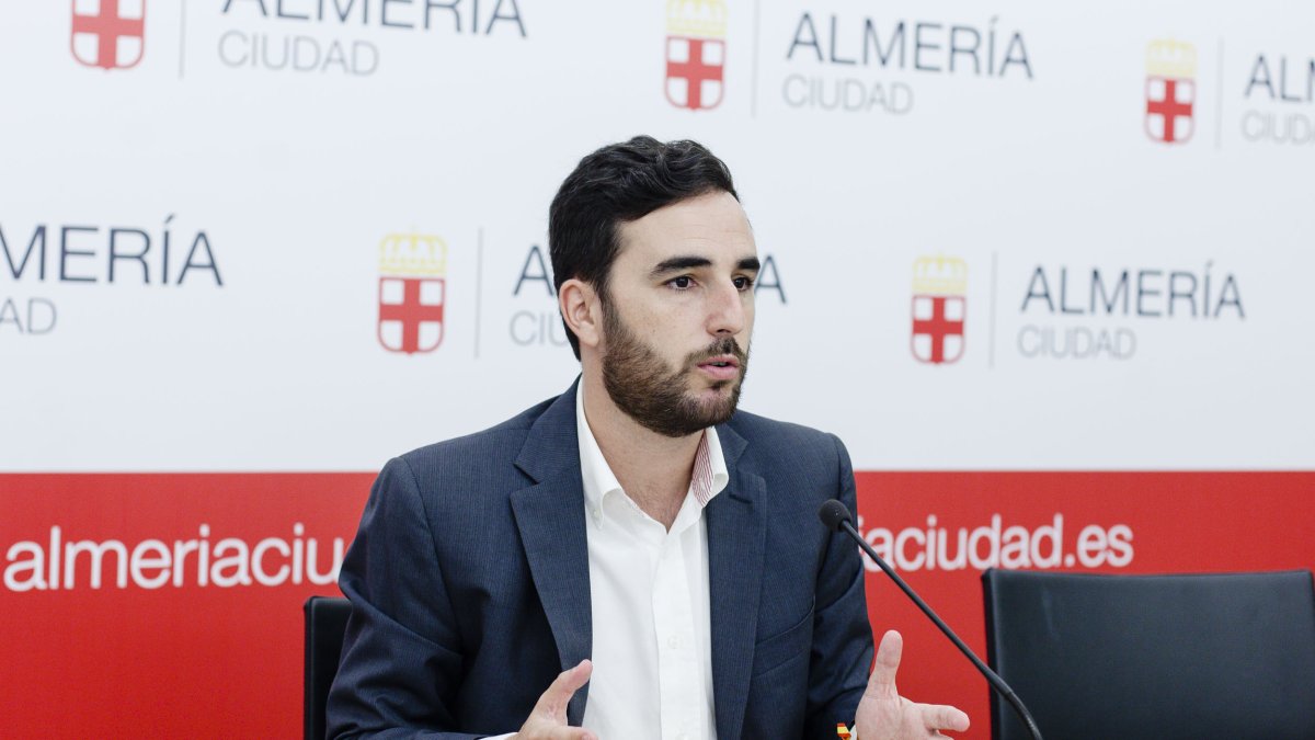 Carlos Sánchez, concejal de Fomento, durante la rueda de prensa