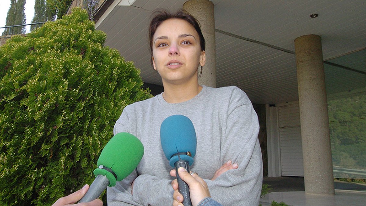 Chenoa atendiendo a los medios de comunicación tras su ruptura con el cantante almeriense.