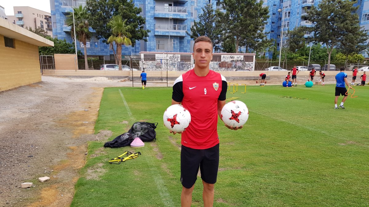 Sofián Chakla en el campo de la Vega.