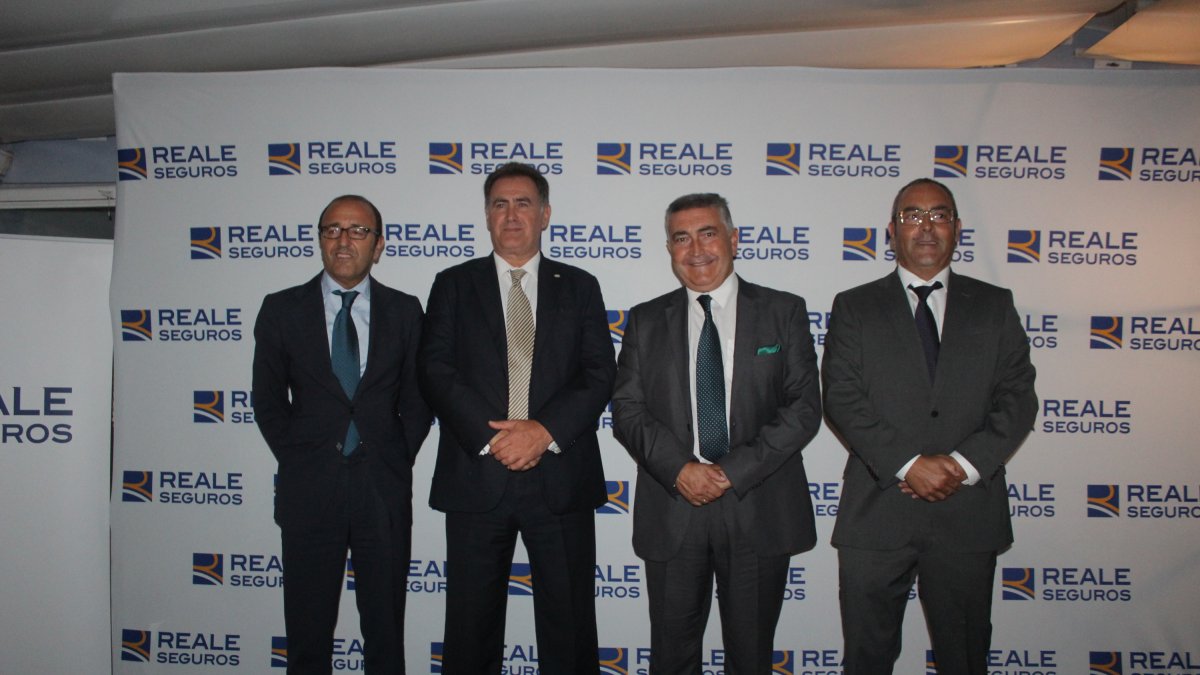 Javier Espinosa, director comercial; Juan Antonio Márquez, presidente colegial; Agustín Ruiz Escribano, director territorial; y Jesús Yeste, director