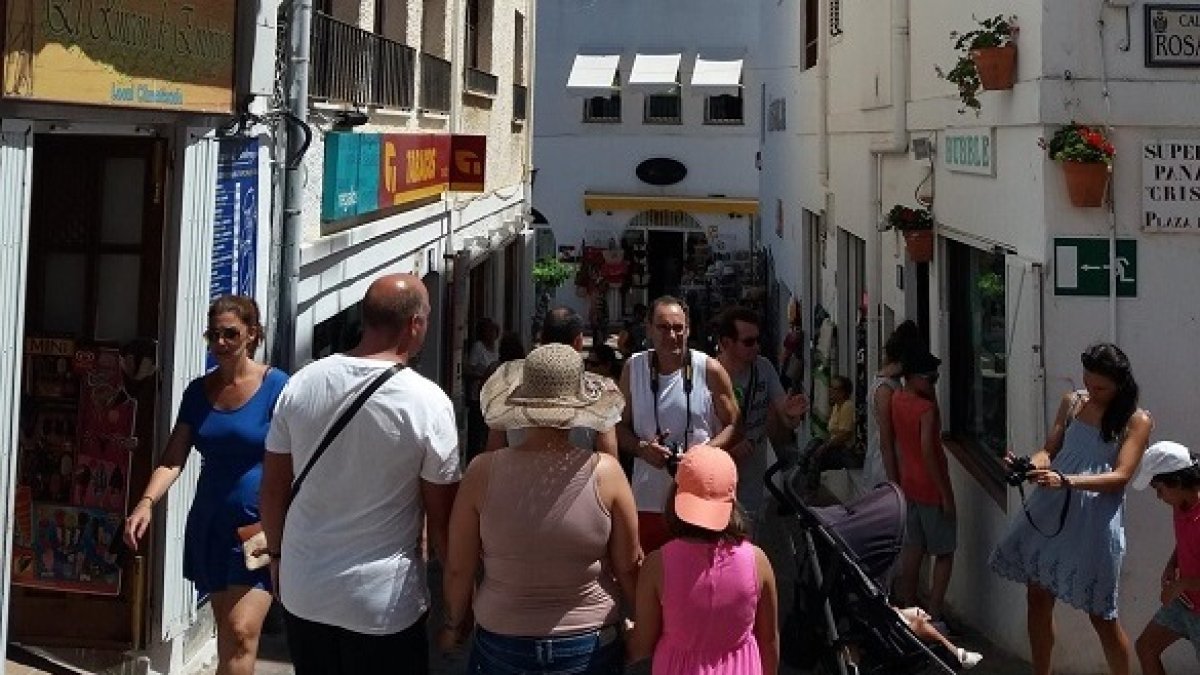 Familia visitando las calles del centro de Mojácar.