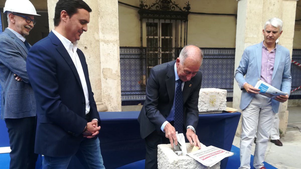 Amat guardando en la primera piedra simbólica la prensa diaria