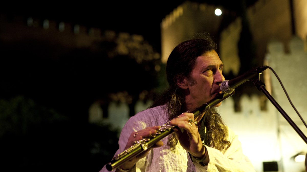 Jorge Pardo, durante una actuación en La Guajira con la Alcazaba al fondo.