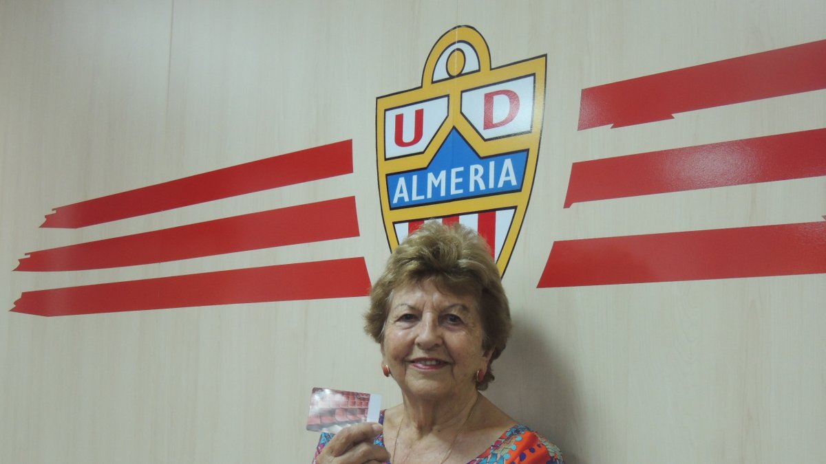 Emelina Soriano, con su abono 2017/2018.