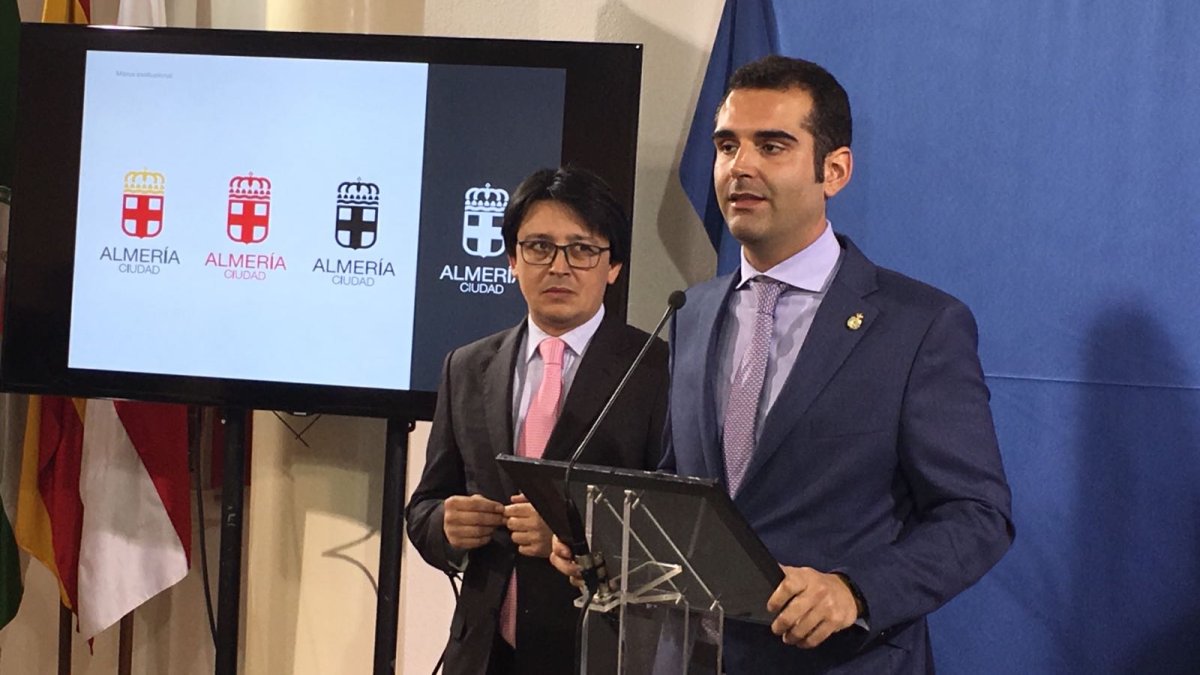 El alcalde, a la derecha de la foto.