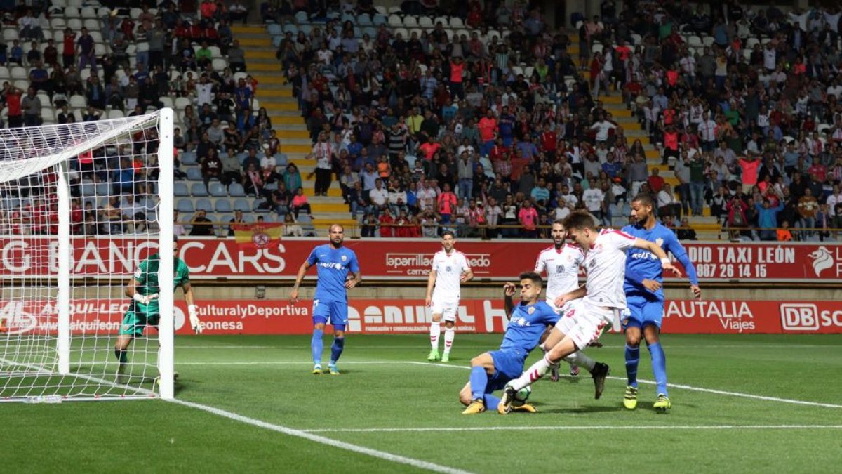 Una jugada del partido.