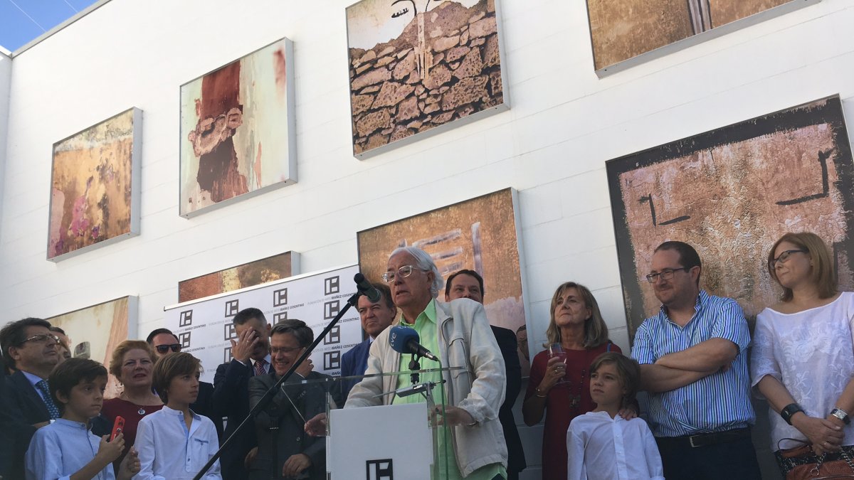 Carlos Pérez Siquier, rodeado de autoridades y allegados durante la inauguración del centro cultural.