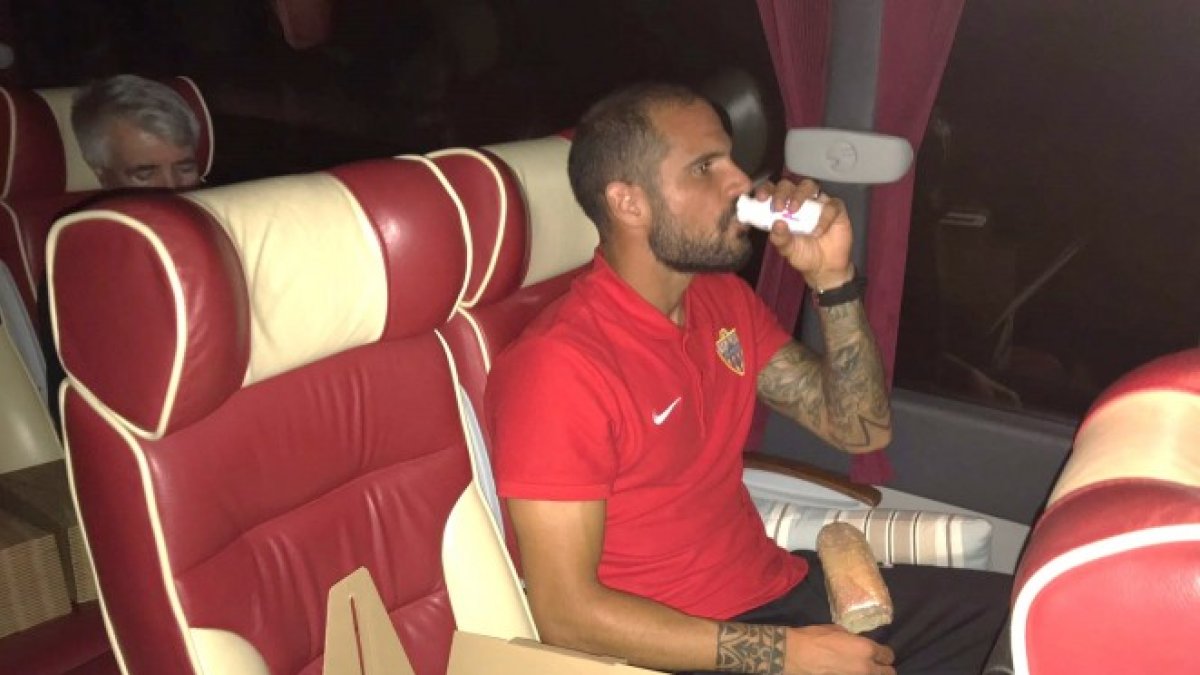 Nano repone fuerzas tras el partido en el autobús del equipo, de regreso a Almería.