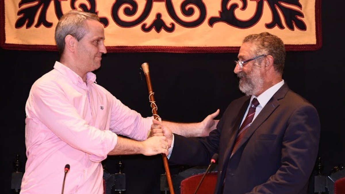 Torrecillas recoge el bastón de mando del concejal Francisco Carrillo, ahora cesado de sus funciones.