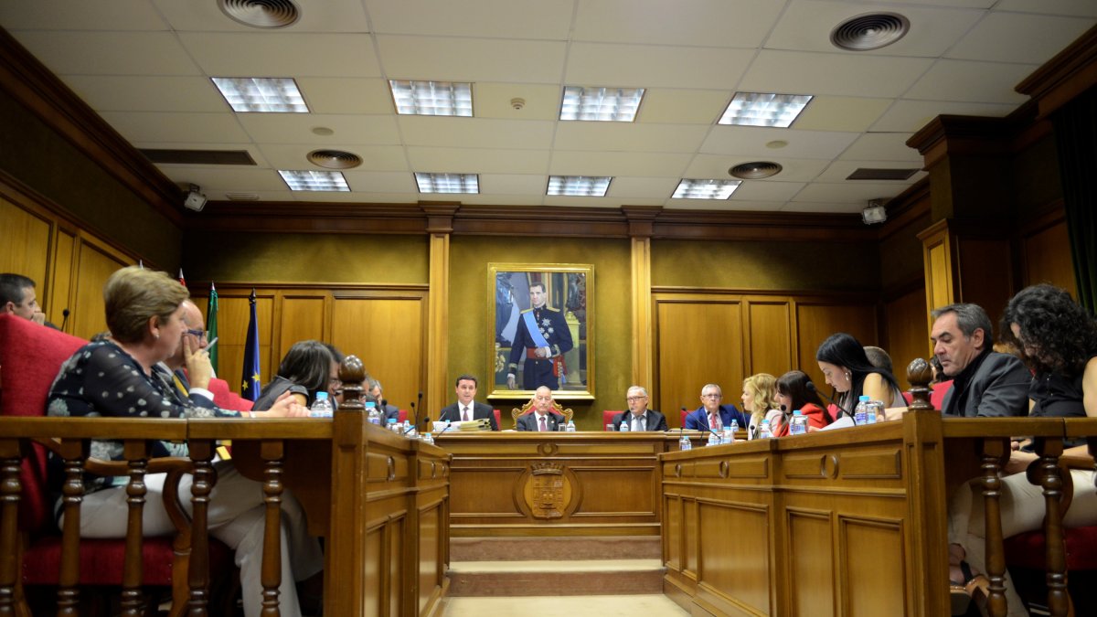 Pleno celebrado ayer en la Diputación Provincial donde se ha aprobado la modificación de créditos para las obras en la Base Militar Álvarez de Sotoma