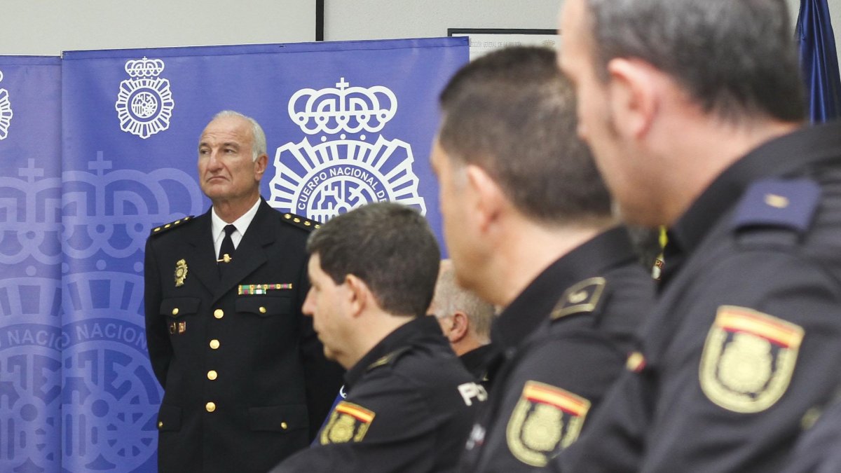 El comisario jefe de la UCOP, Pedro Giménez, en una jornada celebrada en la comisaría de la calle Alcalde Muñoz (Almería).