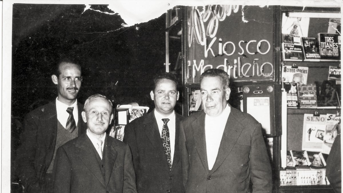 El kiosquero Juan Bonillo Pérez, junto a su ayudante Pepe Fernández, el constructor Ferrete y otro amigo.