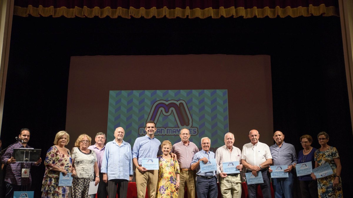 Foto de familia de las personas homenajeadas ayer por la mañana en el Teatro Apolo junto al alcalde de la ciudad,Ramón Fernández-Pacheco.