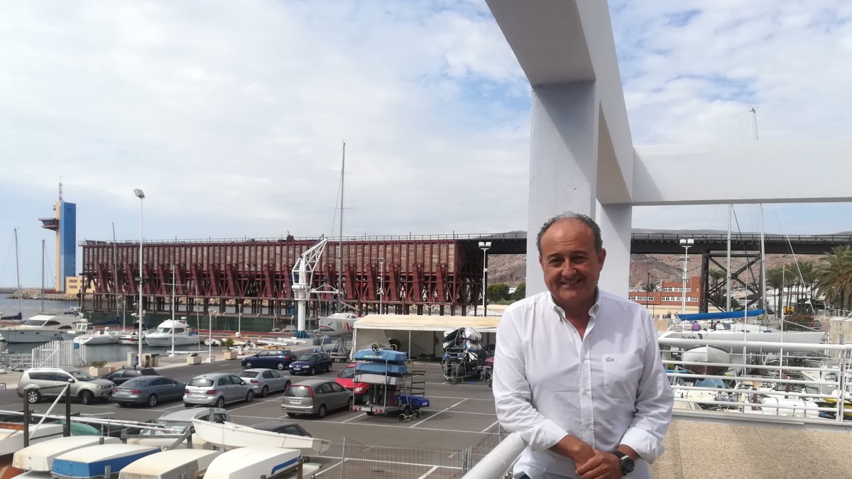 Martín Soler Márquez, fotografiado junto al Club de Mar