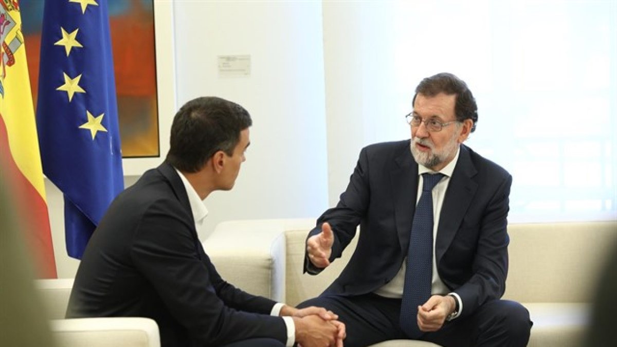 Mariano Rajoy y Pedro Sánchez en Momcloa en una imagen de archivo.