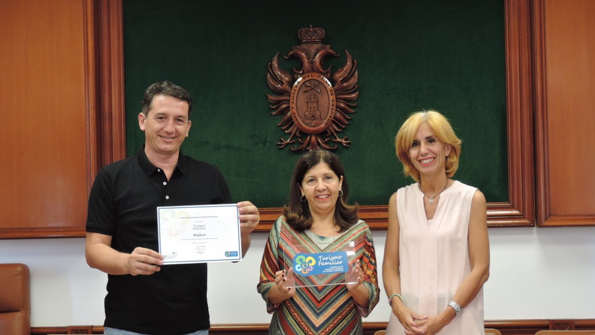 La alcaldesa, Rosa Mª Cano, recibe el sello de calidad.