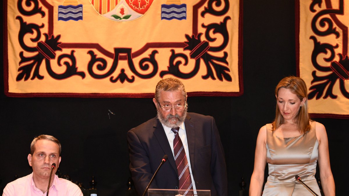Torrecillas, jurando el cargo de alcalde de Albox, junto al concejal cesado, durante el Pleno de agosto de 2016.