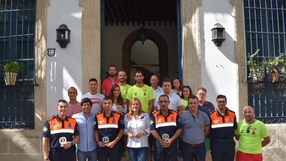Socorristas y miembros de Protección Civil, junto a la alcaldesa y concejales de Níjar.