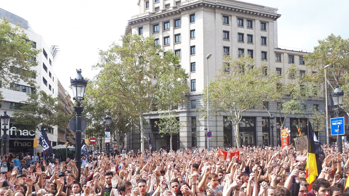 Estudiantes se manifiestan en la Plaza de la Universidad de Barcelona