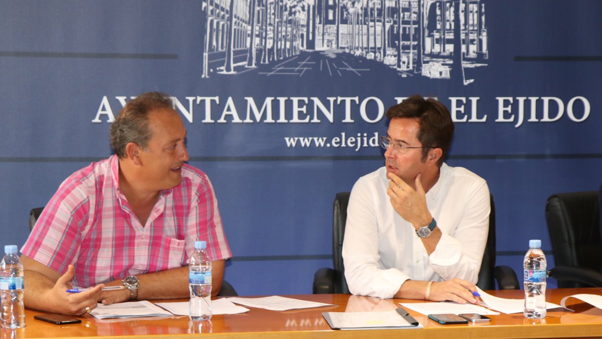 El alcalde, Francisco Góngora junto al concejal de Hacienda, José Francisco Rivera