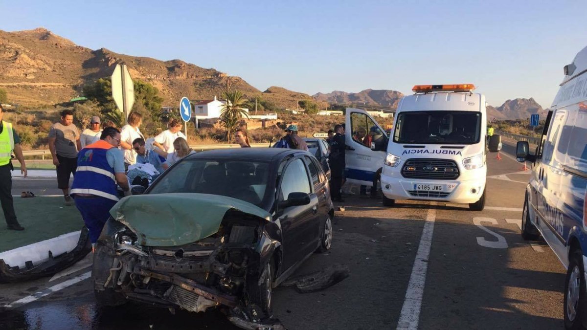Uno de los vehículos siniestrados en la colisión, en una imagen cedida por 