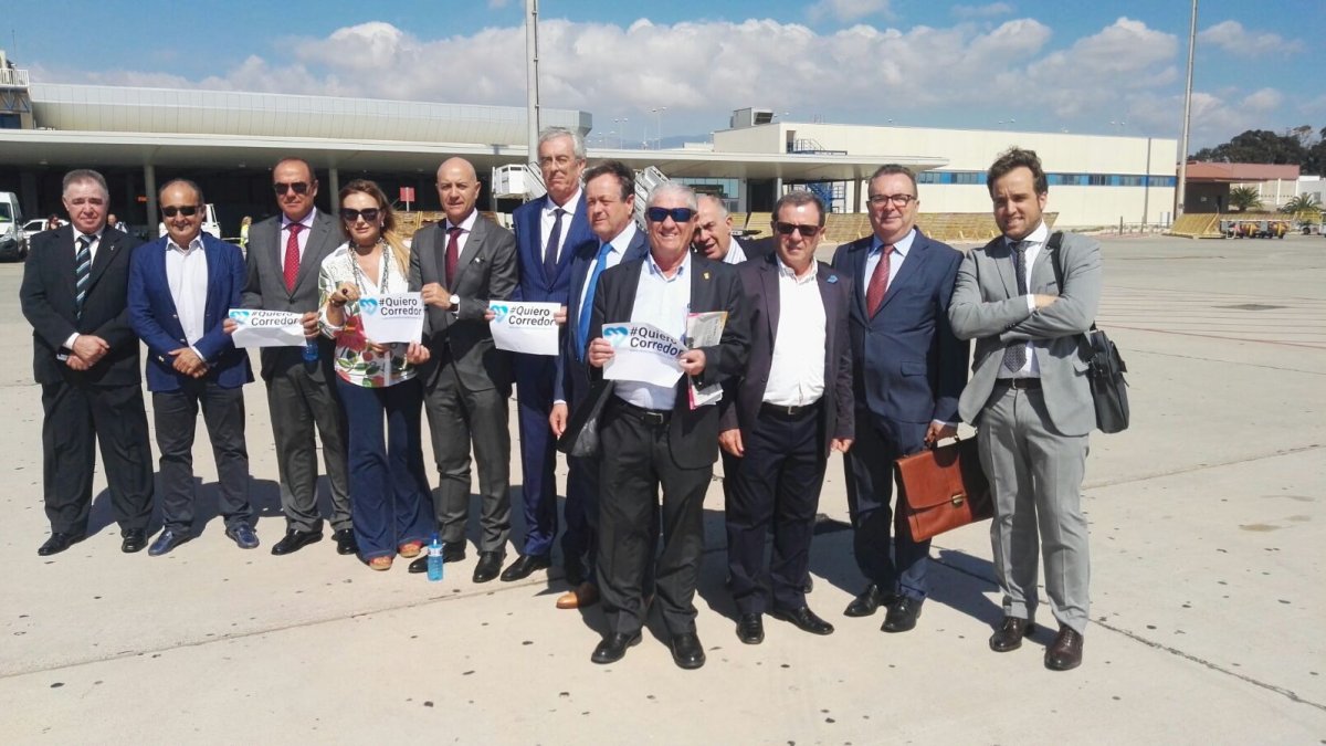 Los empresarios a pie de pista en el Aeropuerto de Almería.