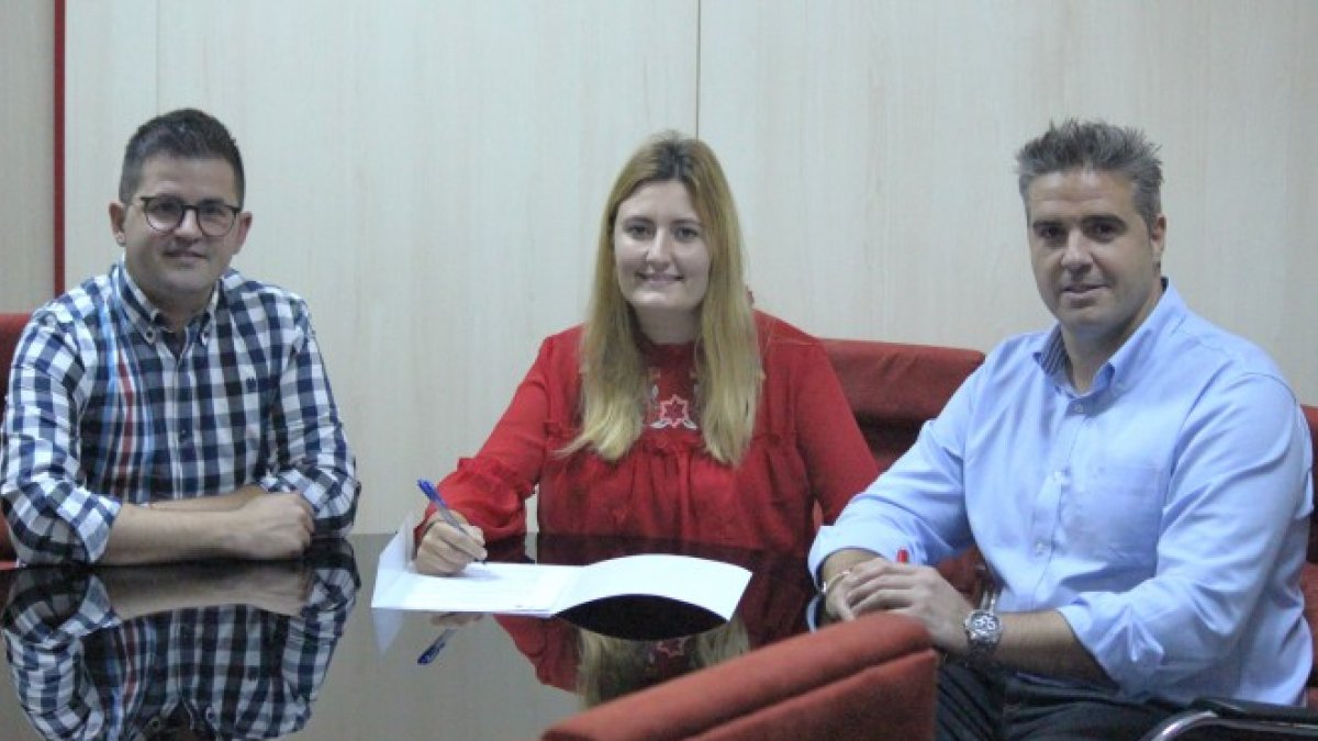 Momento de la firma del convenio entre la UD Almería y el Ayuntamiento de Viator.
