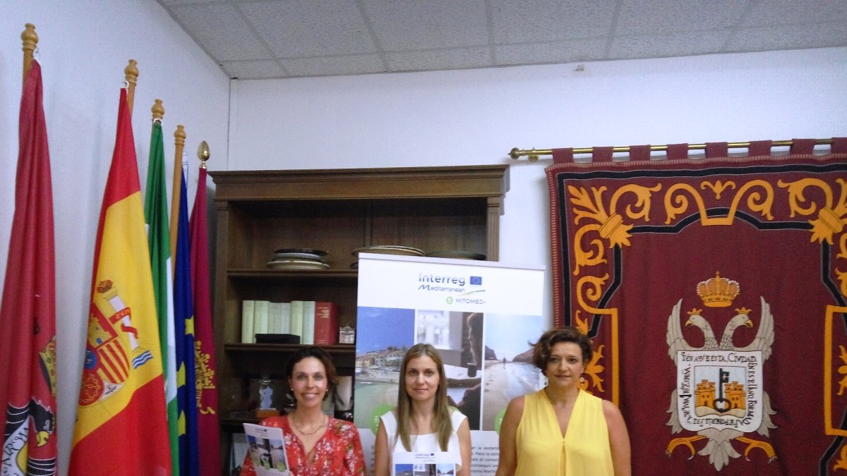 Inmaculada Gallego Galán, Jefa de la Unidad de Estadística e Investigación de Mercado (SAETA), con las concejalas Isabel de Haro y Francisca García.