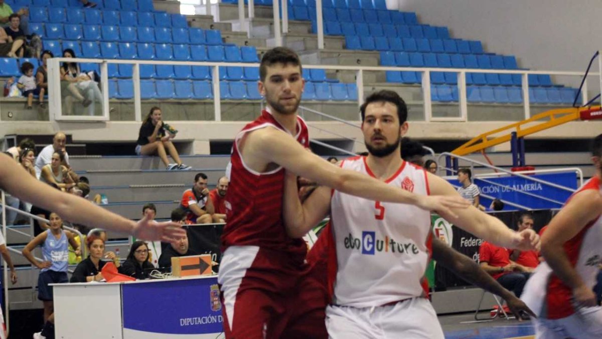 El jugador rojillo en acción.