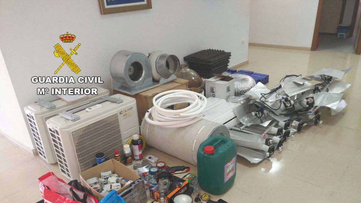 Material intervenido por la Guardia Civil.