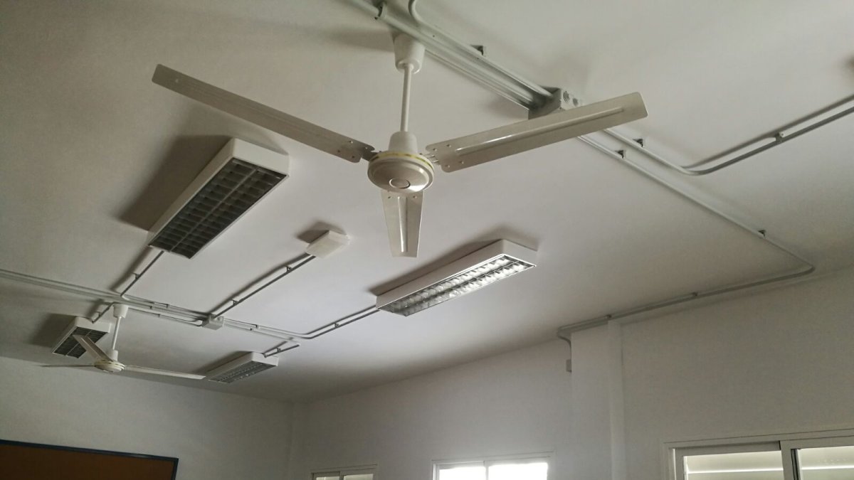 Ventilador de techo en una de las aulas.