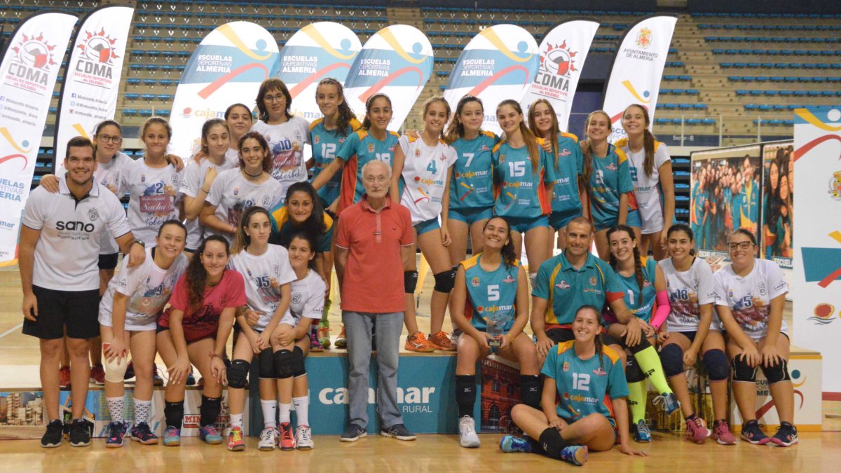 Albayyana y Mintonette posan tras la final cadete femenino.