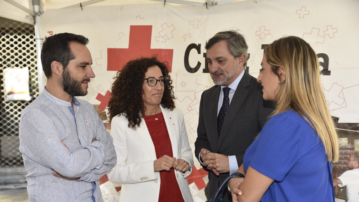 Los responsables de Cruz Roja, ayer, con los diputados Ángel Escobar y María López.