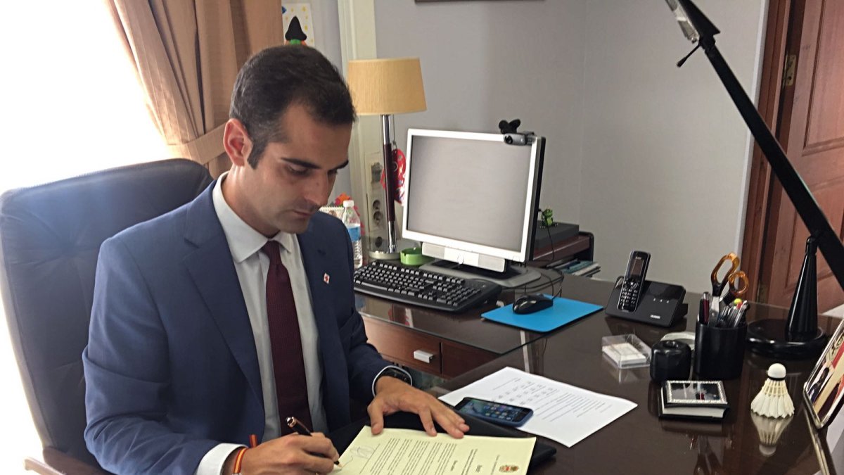 El regidor almeriense, ayer, firmando el bando.
