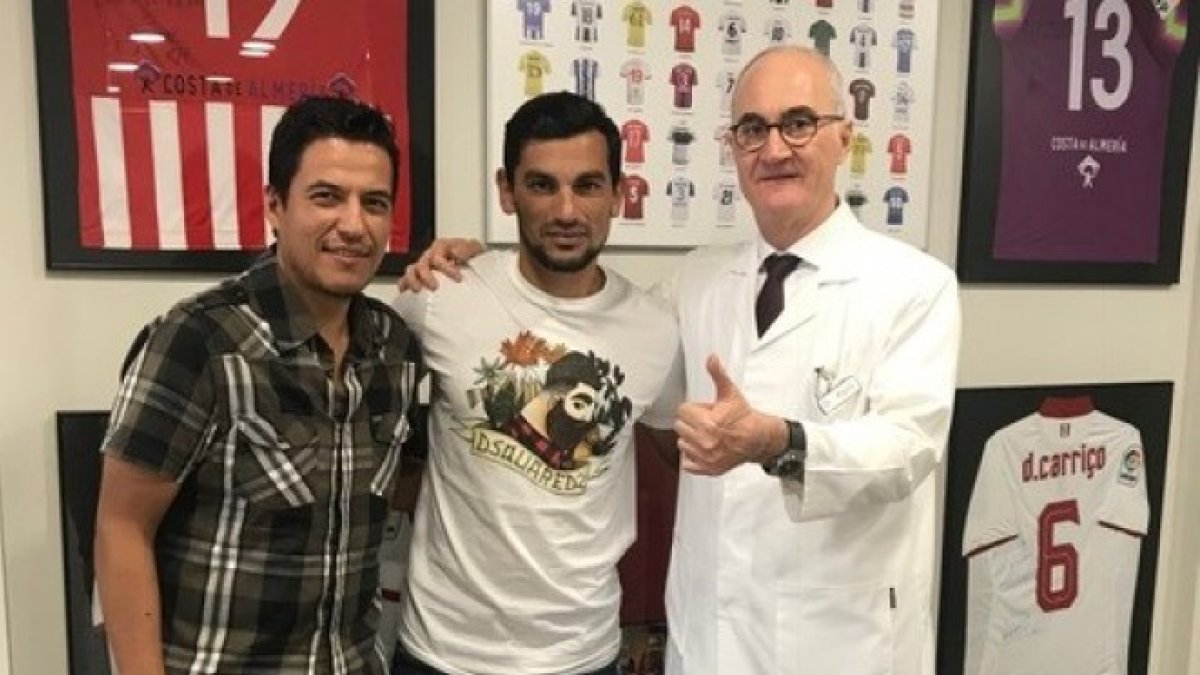 Misael Rivas, médico del Almería; Tino Costa, y el doctor Ripoll, jefe de los servicios médicos.