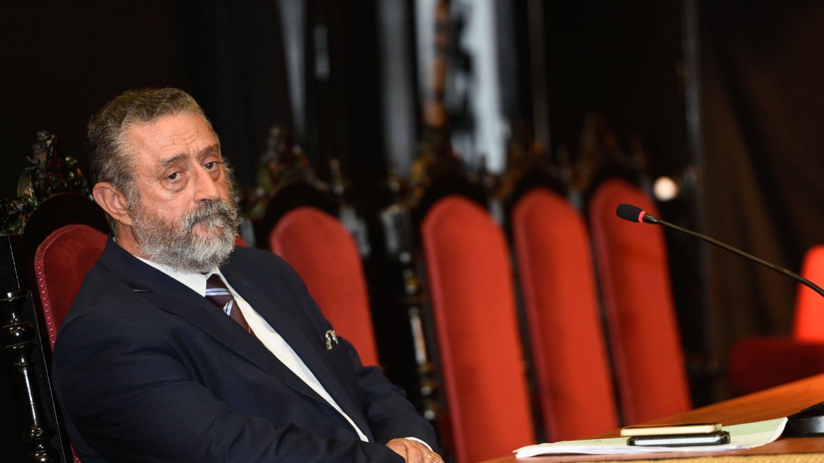 Torrecillas, esperando a los concejales el día en que fue nombrado alcalde.